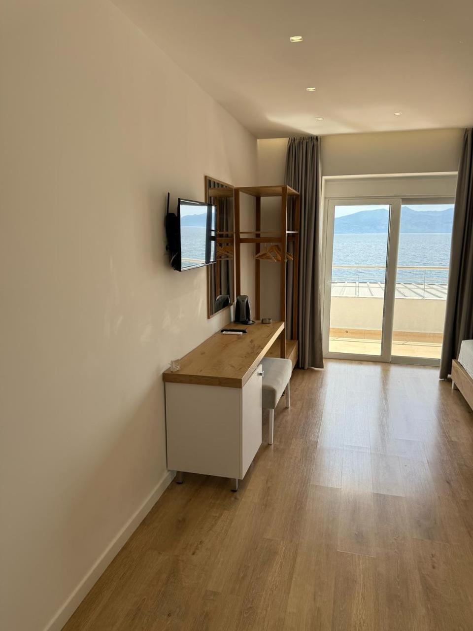 Sea Breeze * Sarandë